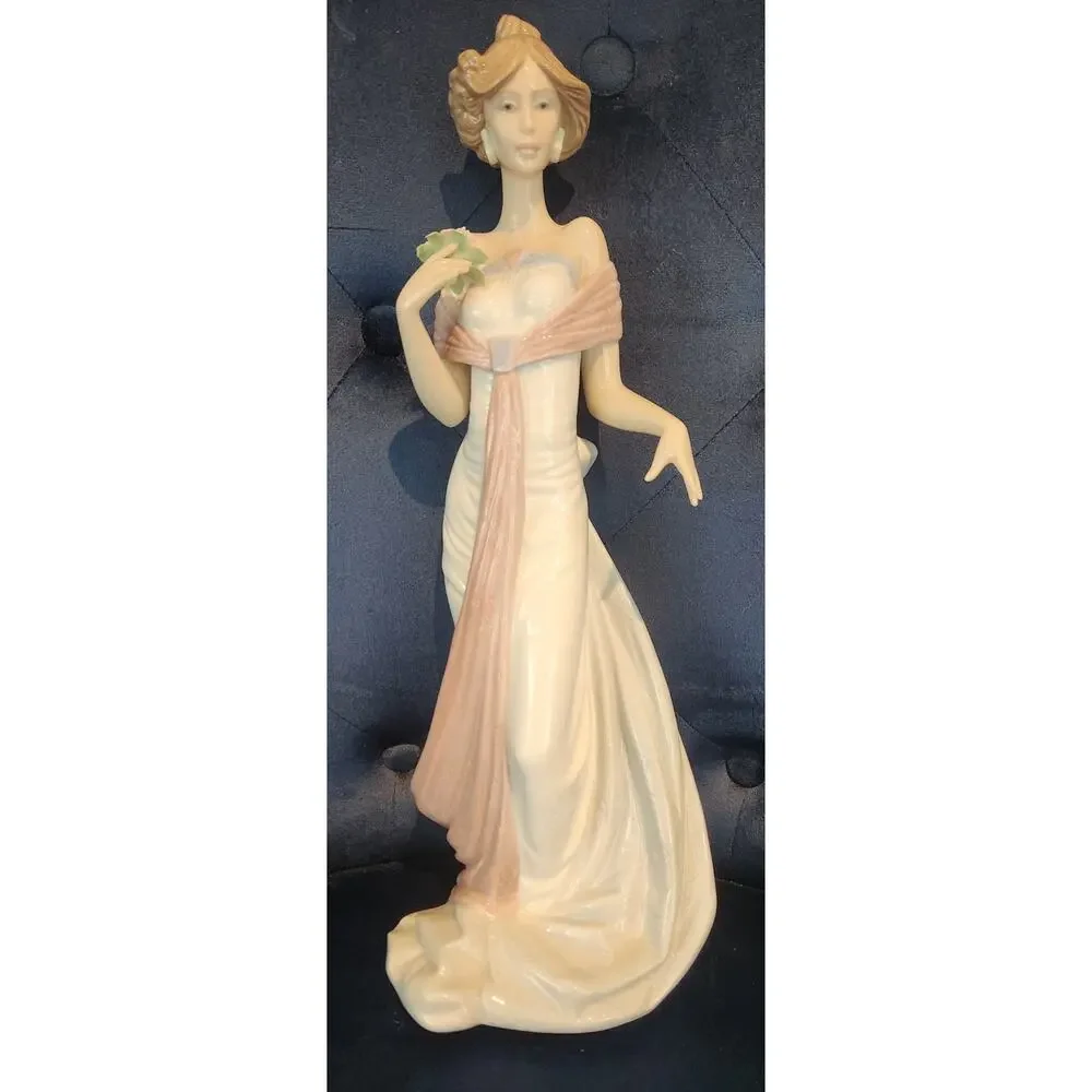 Lladro 6366 Summer Infatuation Figurine 12.5
